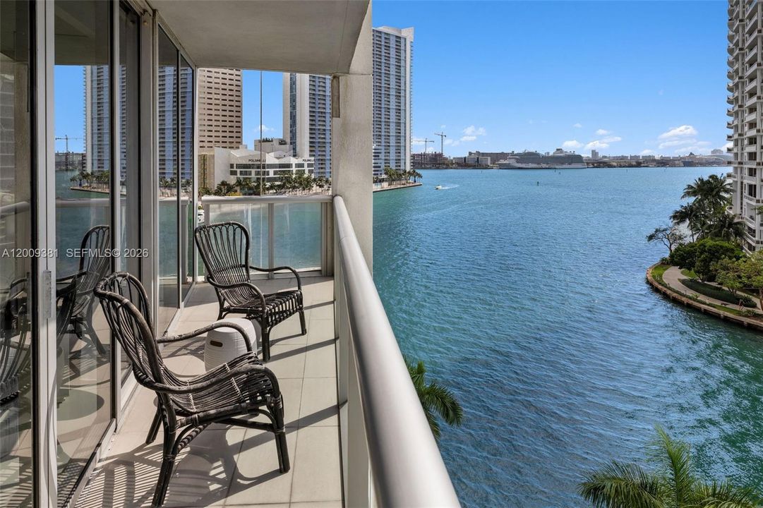 For Sale: $1,890,000 (3 beds, 2 baths, 1977 Square Feet)