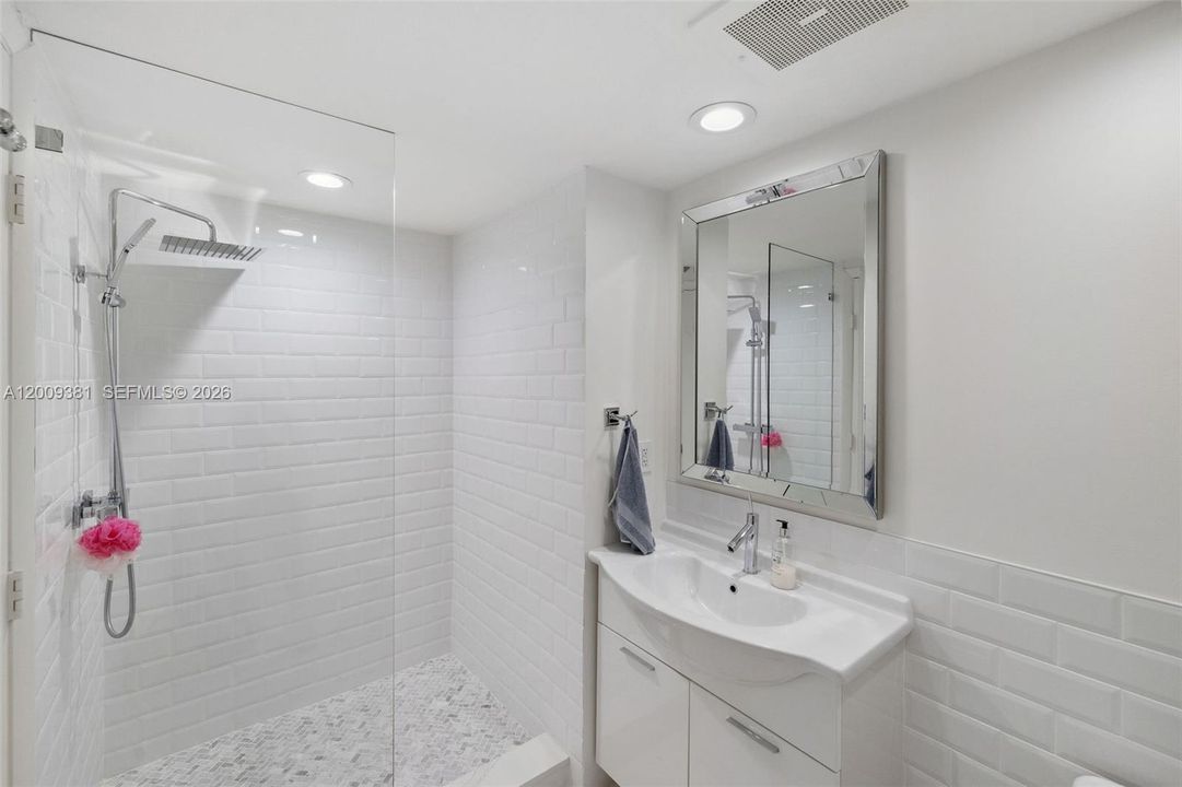 For Sale: $1,890,000 (3 beds, 2 baths, 1977 Square Feet)