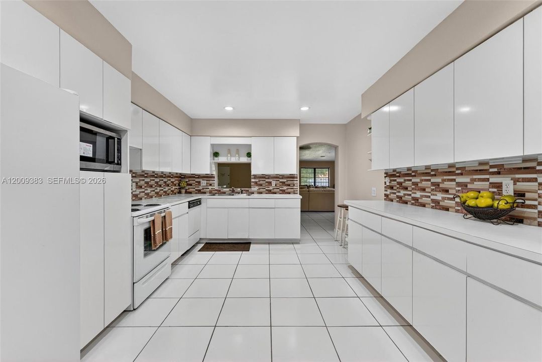 На продажу: $899,999 (5 спален, 3 ванн, 3316 Квадратных фут)