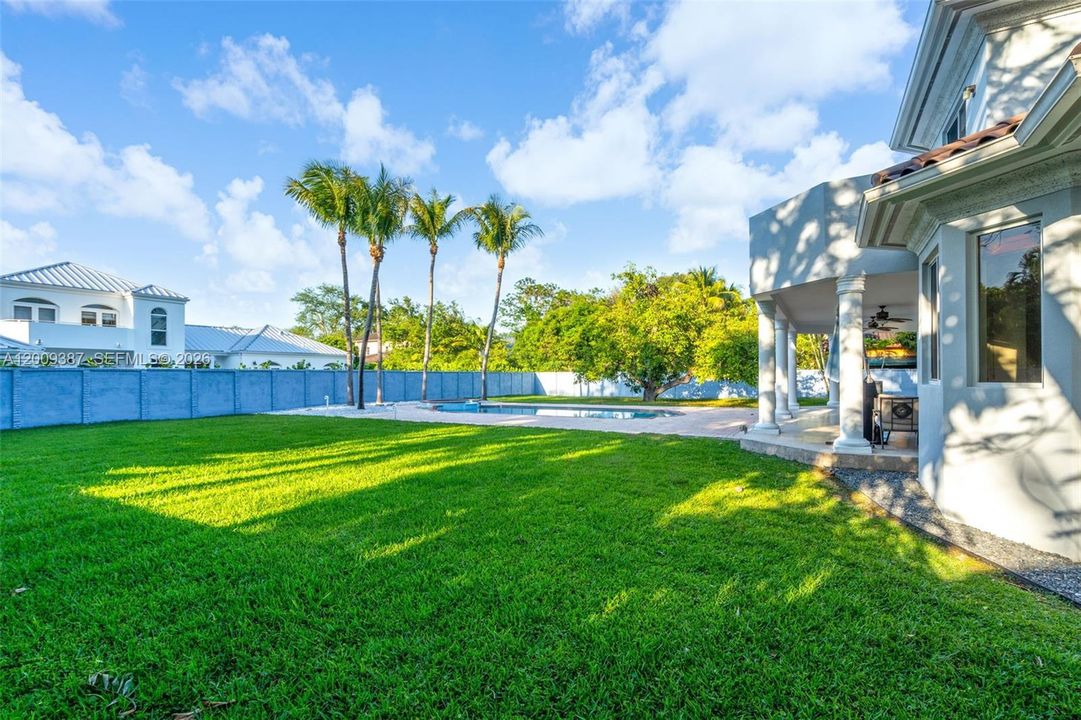 Active With Contract: $2,499,900 (5 beds, 4 baths, 3674 Square Feet)
