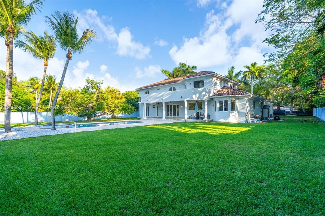 Active With Contract: $2,499,900 (5 beds, 4 baths, 3674 Square Feet)