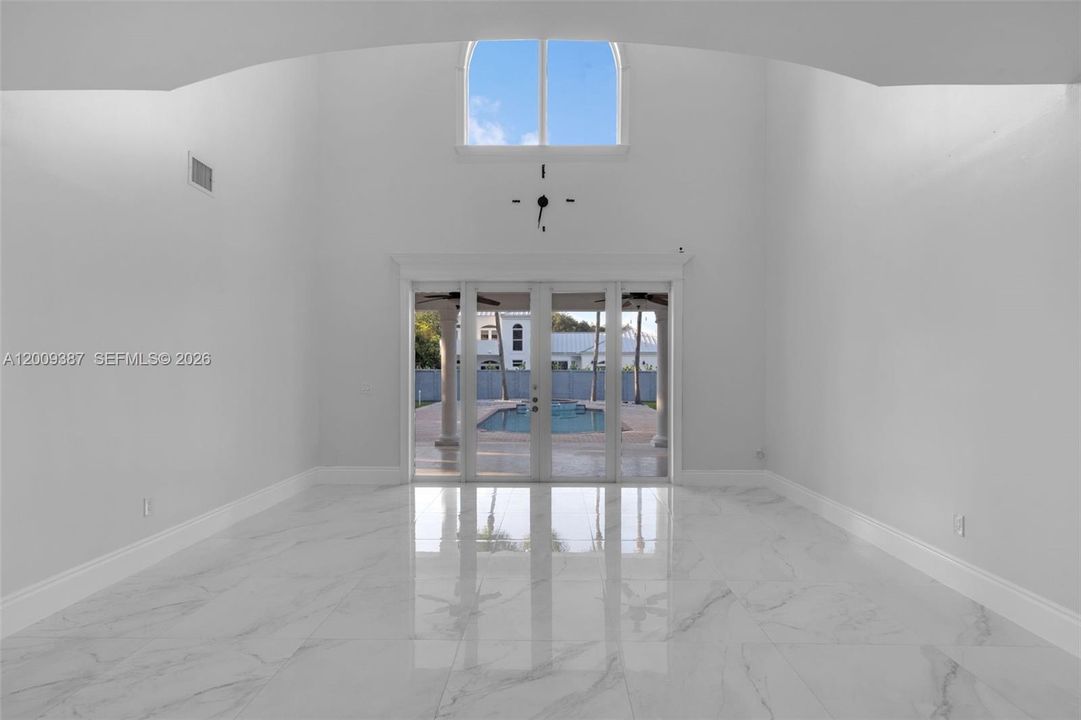 Active With Contract: $2,499,900 (5 beds, 4 baths, 3674 Square Feet)