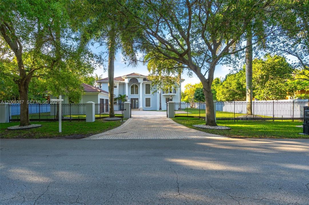 Active With Contract: $2,499,900 (5 beds, 4 baths, 3674 Square Feet)