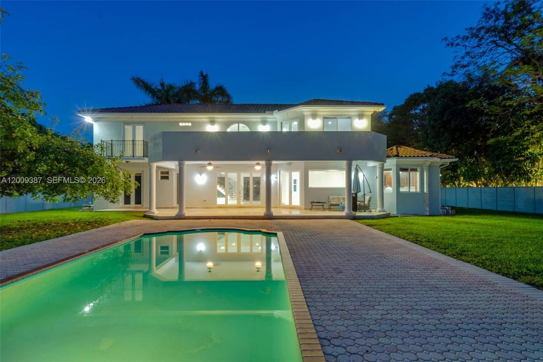 Active With Contract: $2,499,900 (5 beds, 4 baths, 3674 Square Feet)