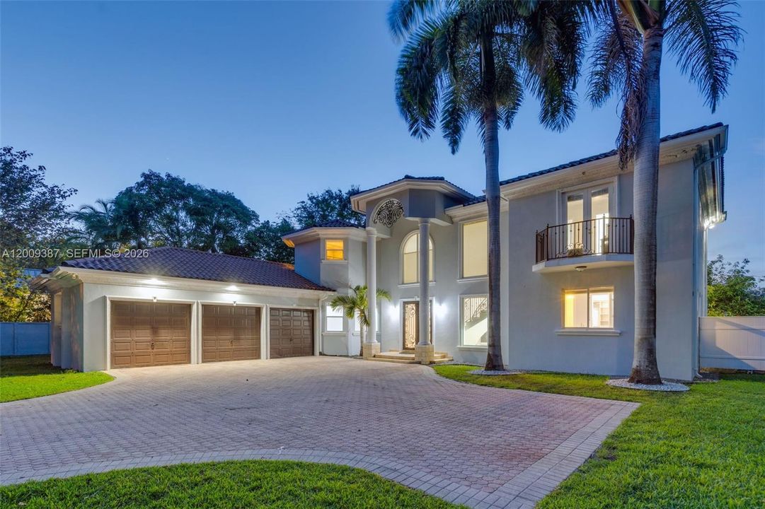 Active With Contract: $2,499,900 (5 beds, 4 baths, 3674 Square Feet)