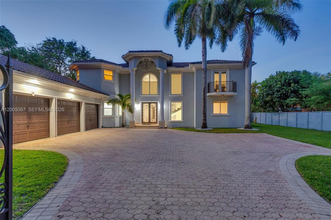 Active With Contract: $2,499,900 (5 beds, 4 baths, 3674 Square Feet)