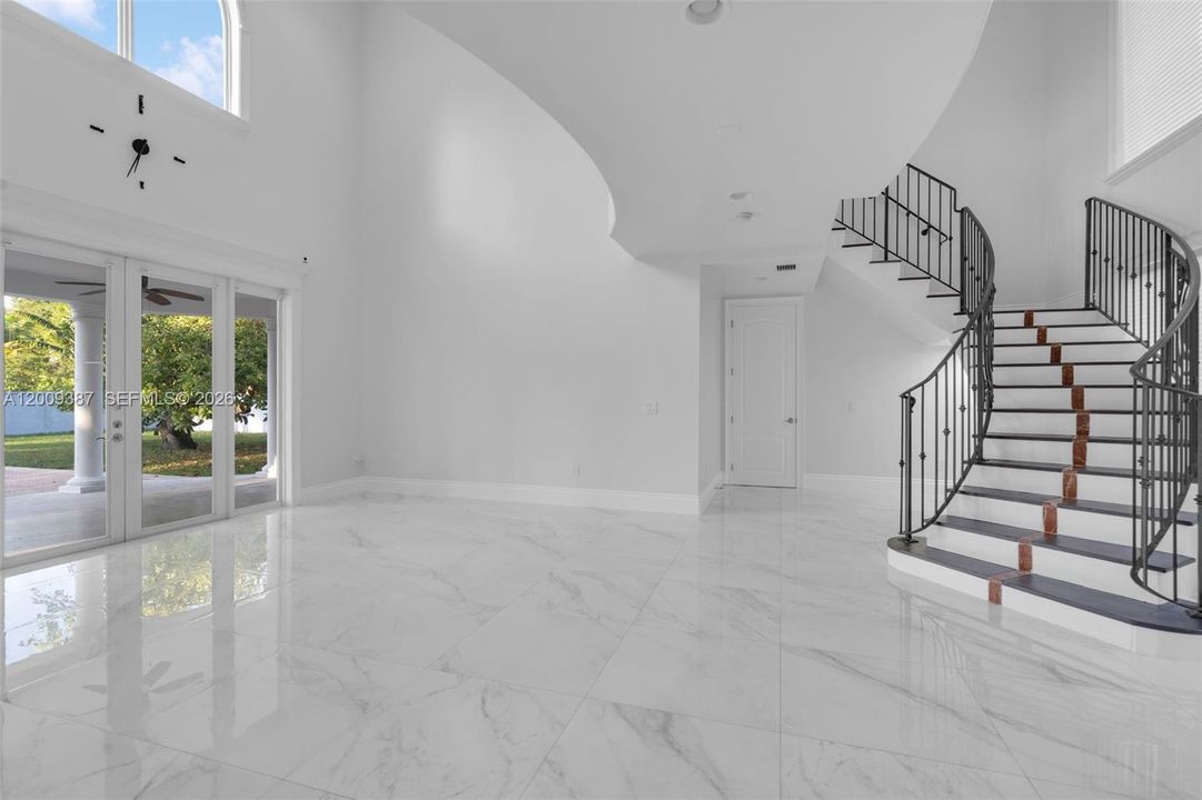 Active With Contract: $2,499,900 (5 beds, 4 baths, 3674 Square Feet)