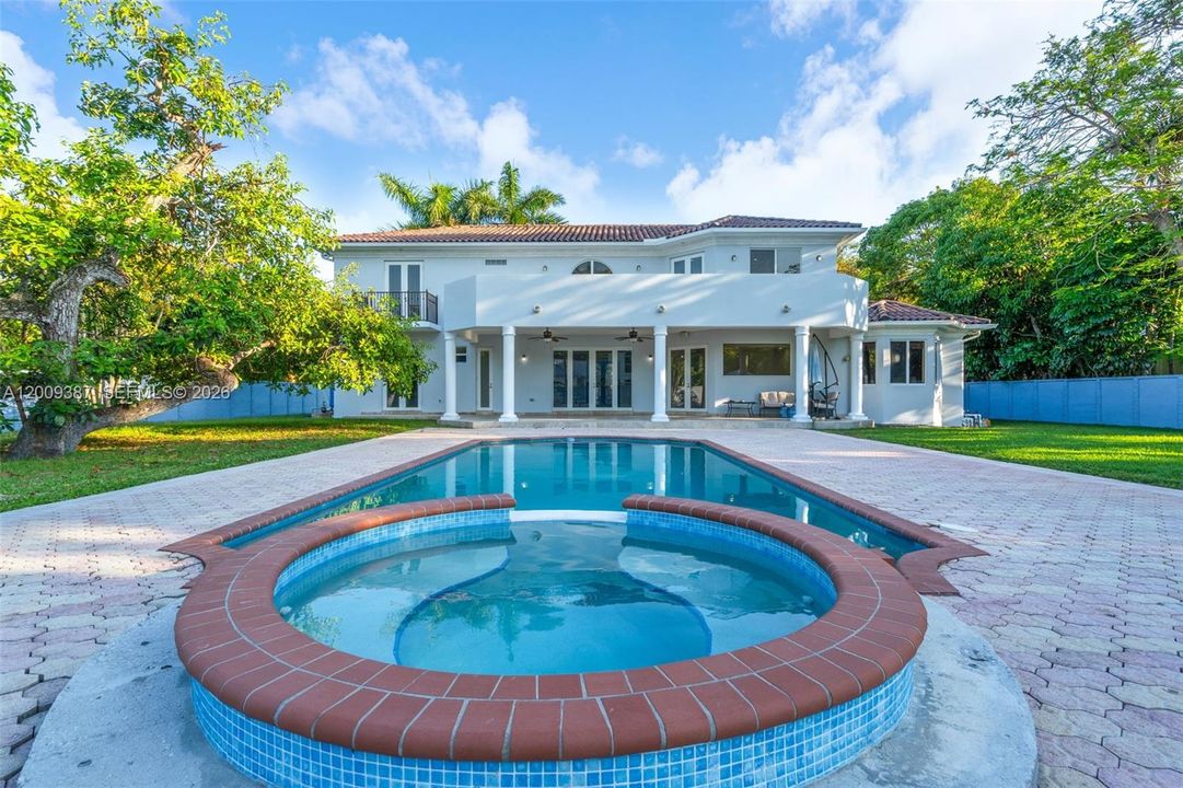 Active With Contract: $2,499,900 (5 beds, 4 baths, 3674 Square Feet)