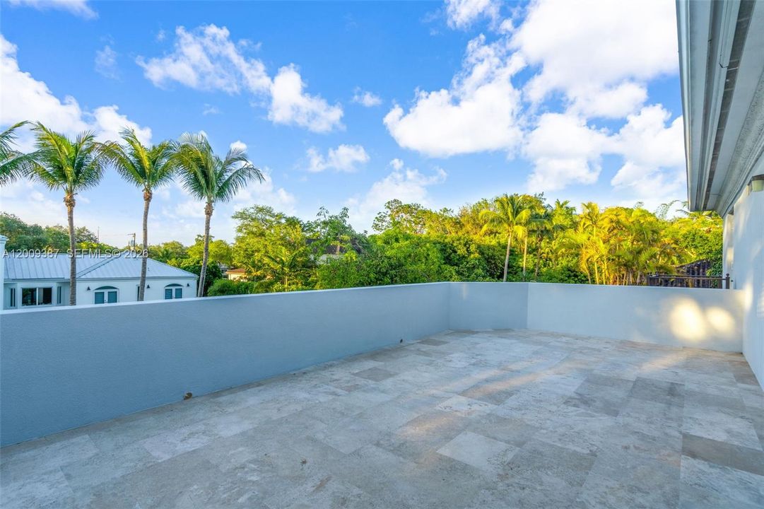 Active With Contract: $2,499,900 (5 beds, 4 baths, 3674 Square Feet)