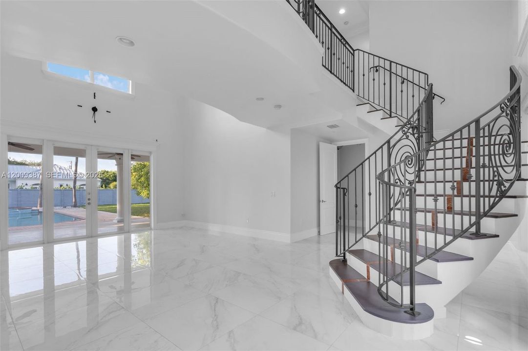 Active With Contract: $2,499,900 (5 beds, 4 baths, 3674 Square Feet)