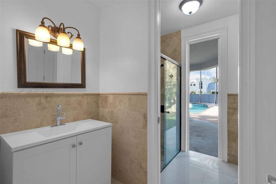 Active With Contract: $2,499,900 (5 beds, 4 baths, 3674 Square Feet)