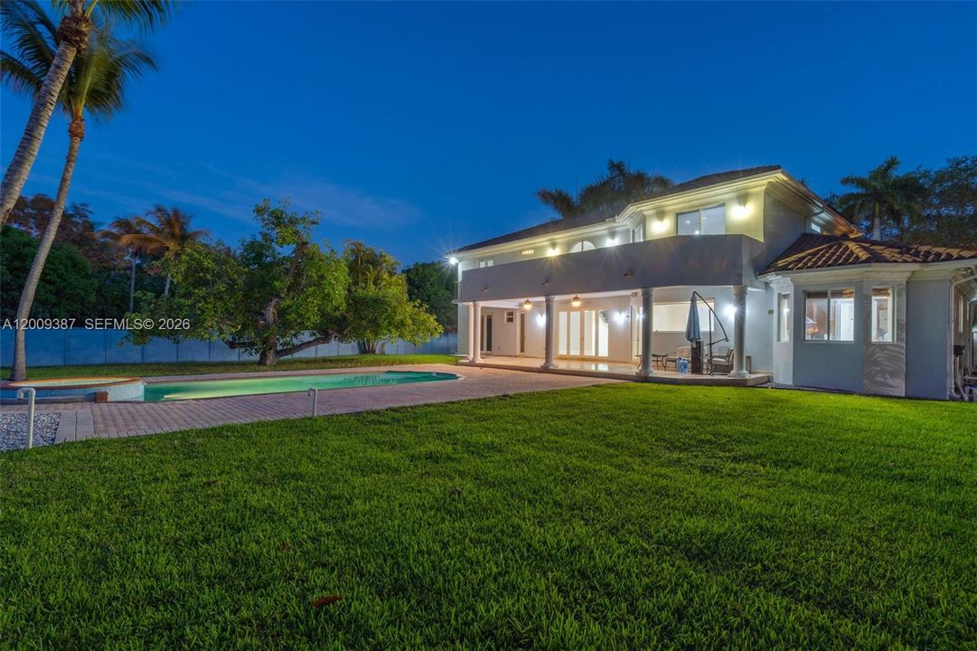Active With Contract: $2,499,900 (5 beds, 4 baths, 3674 Square Feet)