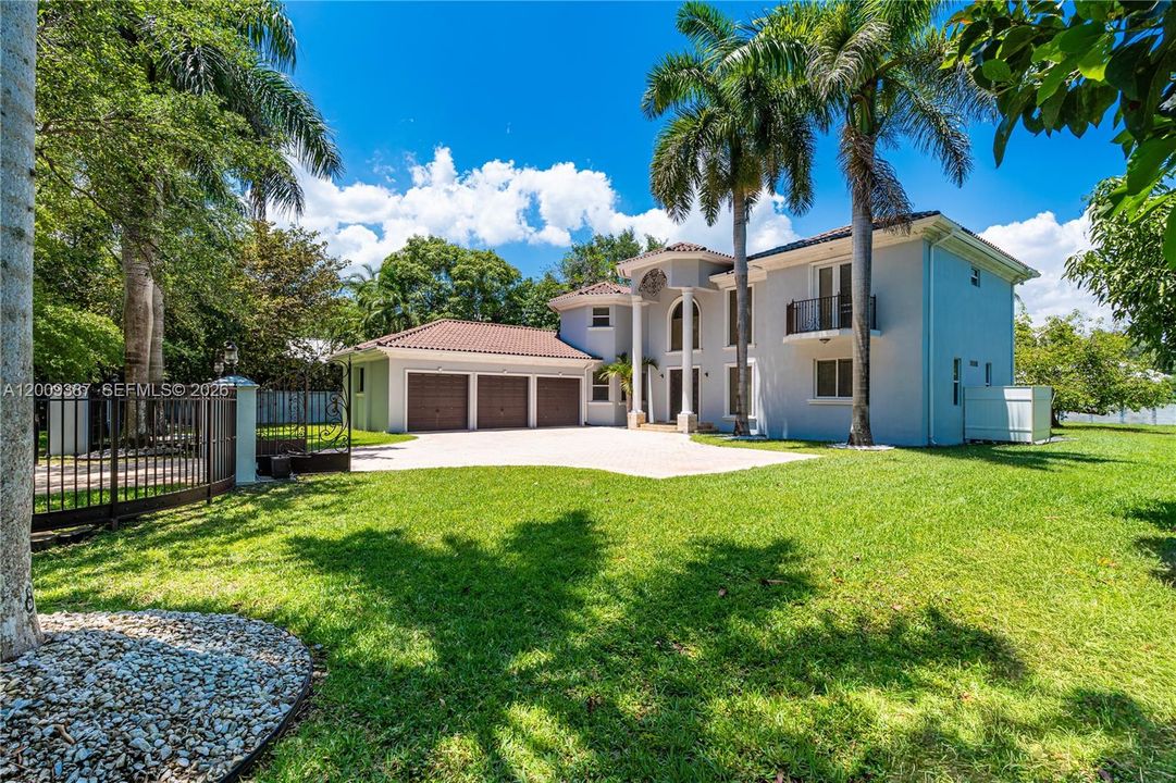 Active With Contract: $2,499,900 (5 beds, 4 baths, 3674 Square Feet)