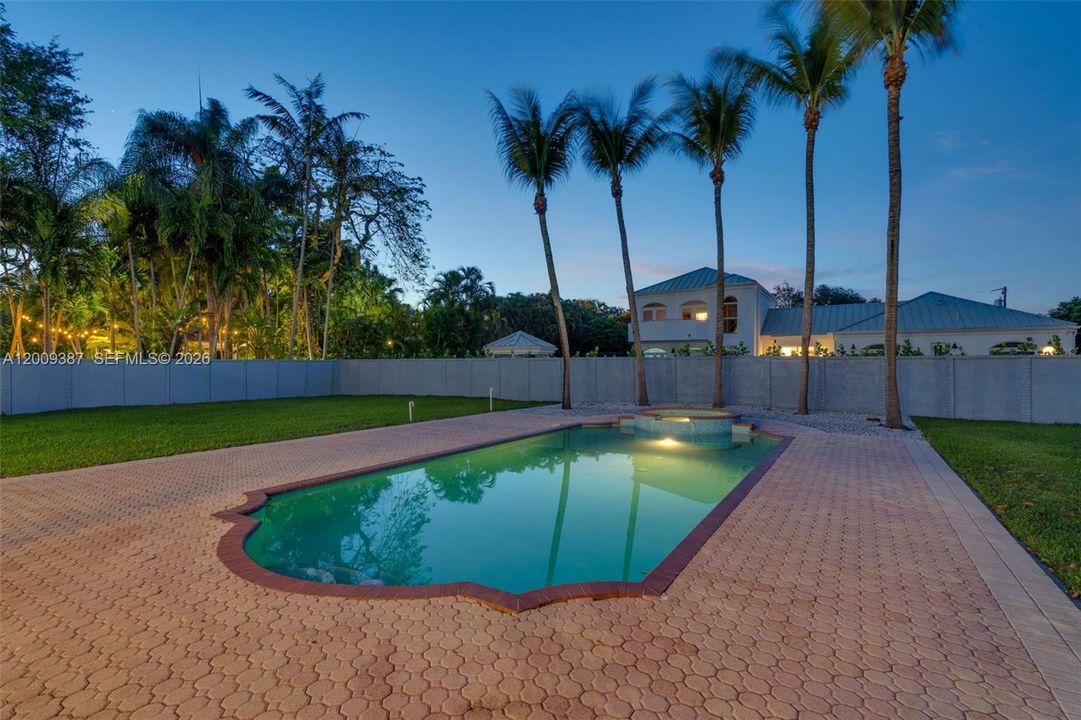 Active With Contract: $2,499,900 (5 beds, 4 baths, 3674 Square Feet)