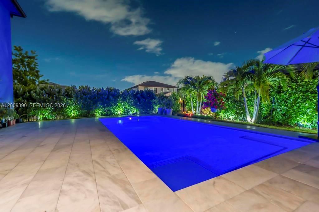For Sale: $725,000 (5 beds, 3 baths, 2299 Square Feet)