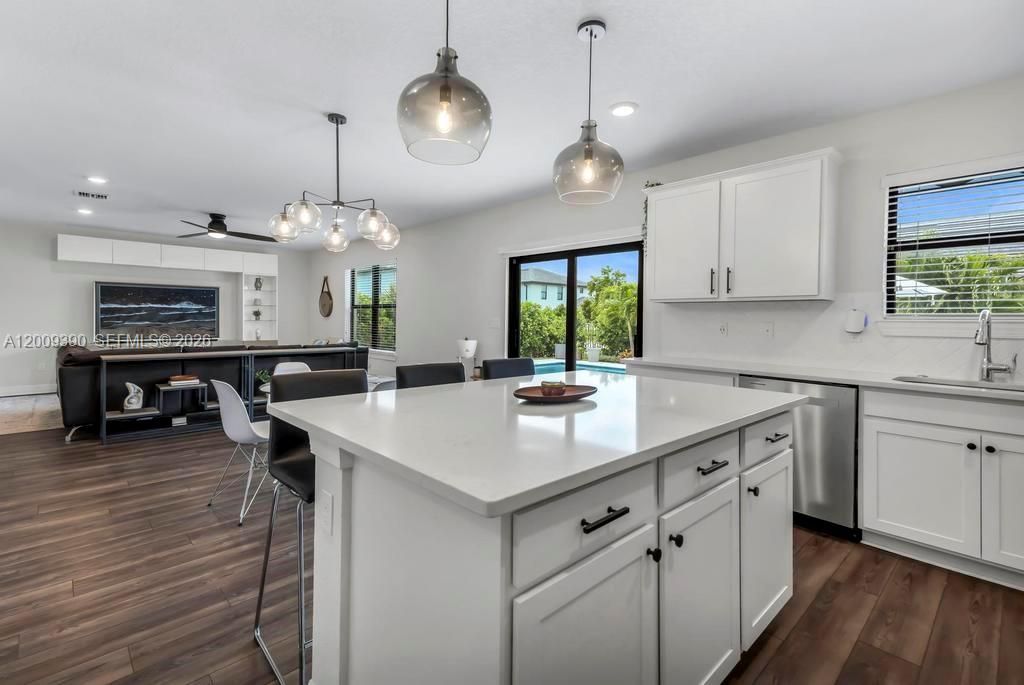 For Sale: $725,000 (5 beds, 3 baths, 2299 Square Feet)