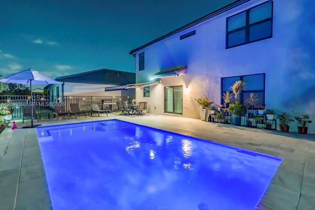 For Sale: $725,000 (5 beds, 3 baths, 2299 Square Feet)
