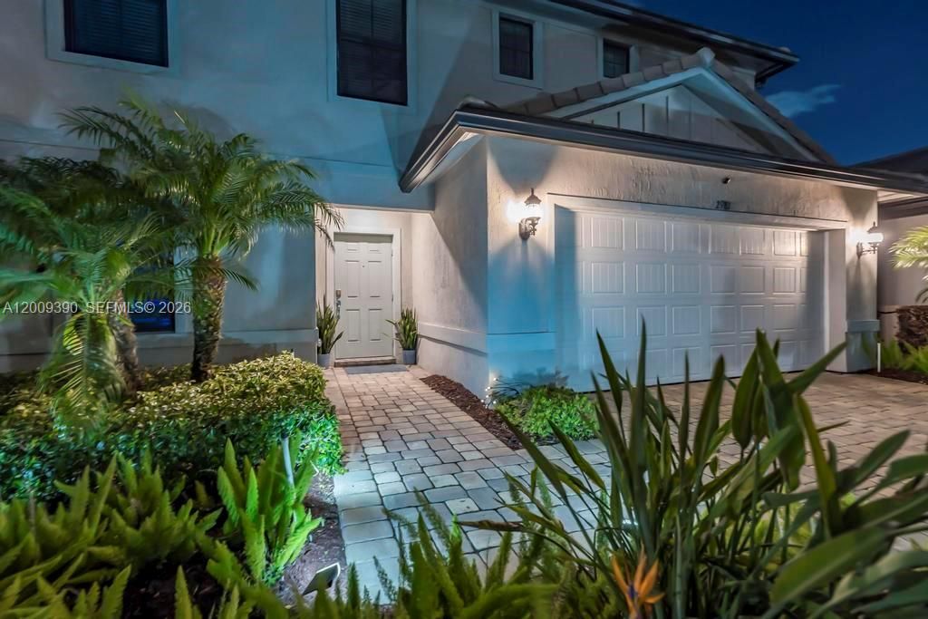 For Sale: $725,000 (5 beds, 3 baths, 2299 Square Feet)