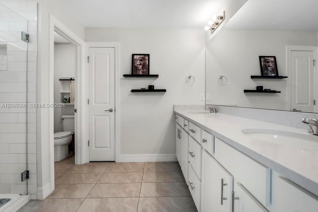 For Sale: $725,000 (5 beds, 3 baths, 2299 Square Feet)