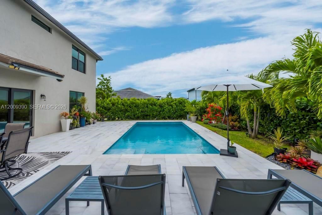 For Sale: $725,000 (5 beds, 3 baths, 2299 Square Feet)