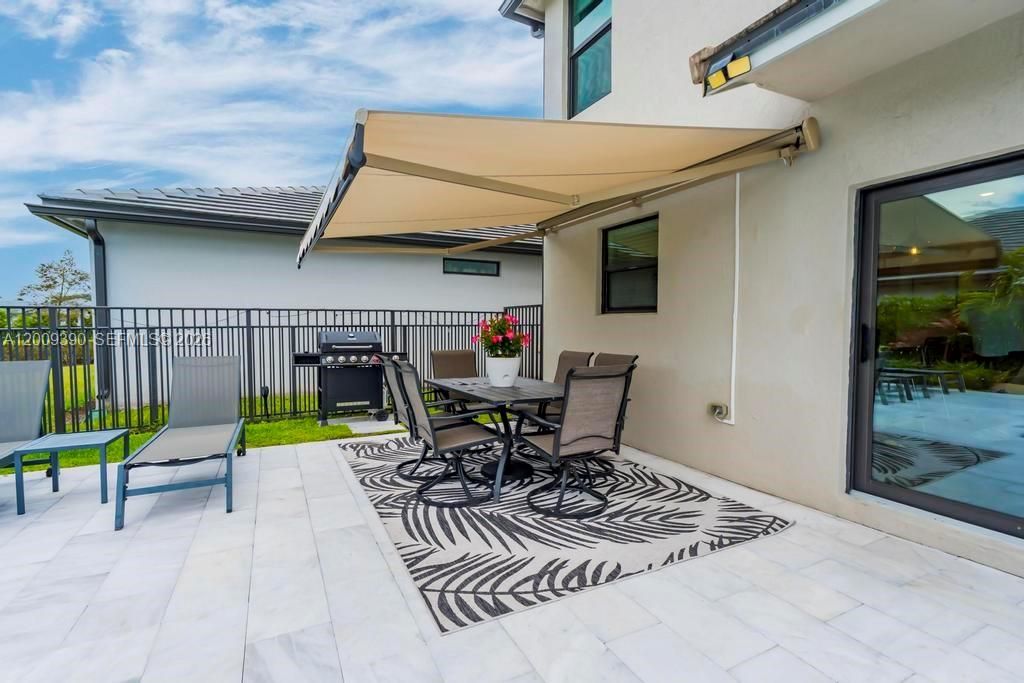 For Sale: $725,000 (5 beds, 3 baths, 2299 Square Feet)