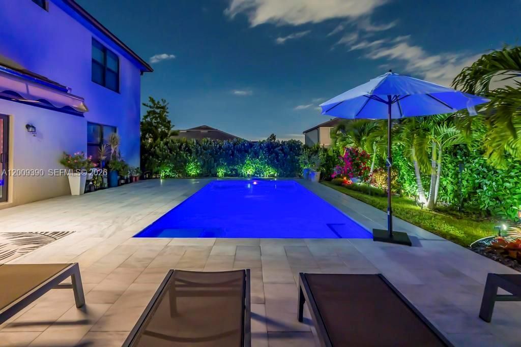 For Sale: $725,000 (5 beds, 3 baths, 2299 Square Feet)