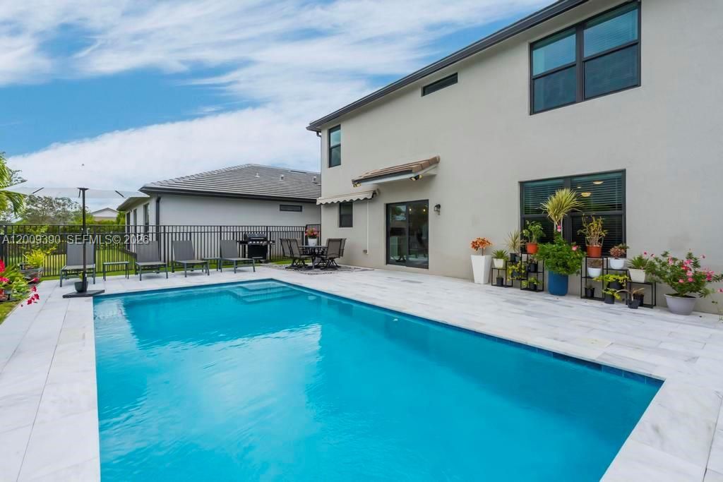 For Sale: $725,000 (5 beds, 3 baths, 2299 Square Feet)