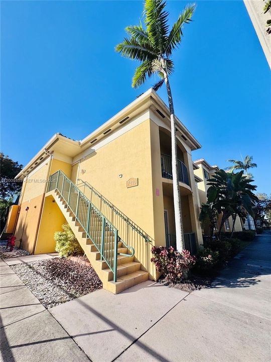 Active With Contract: $384,990 (3 beds, 2 baths, 1109 Square Feet)