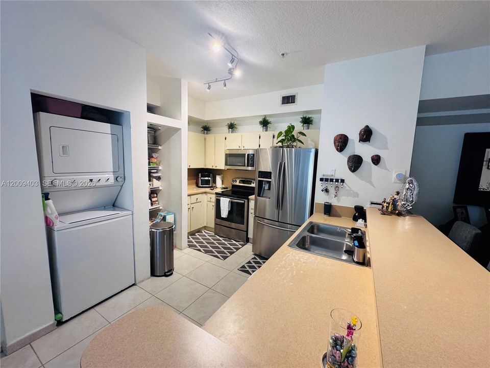 Active With Contract: $384,990 (3 beds, 2 baths, 1109 Square Feet)