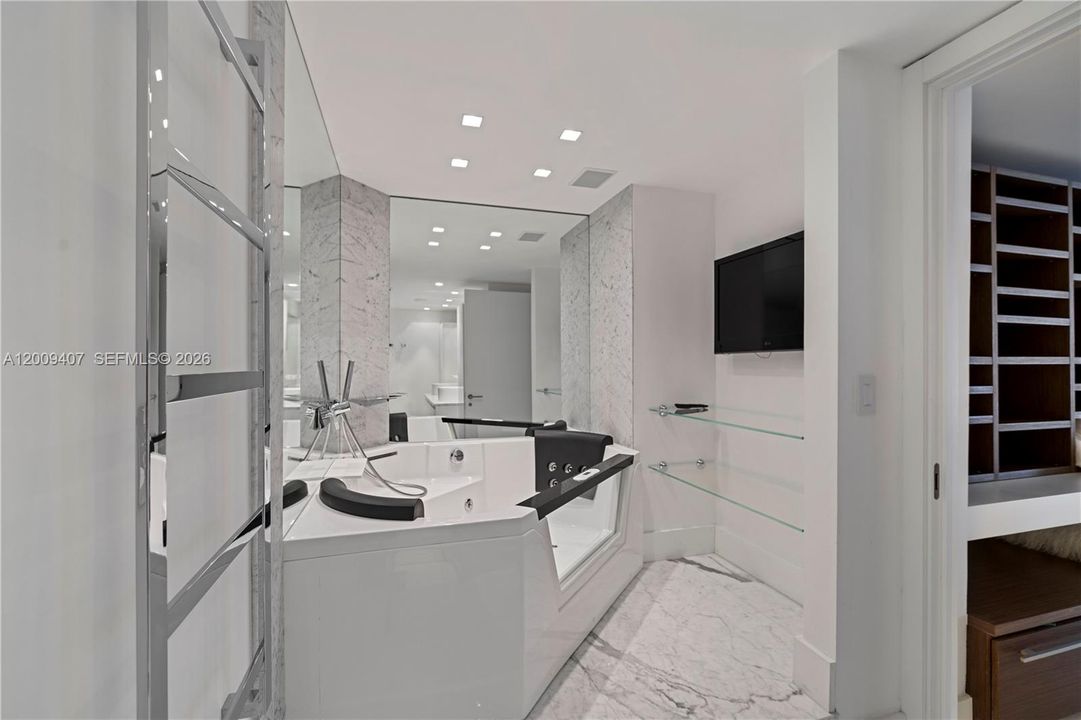For Sale: $4,650,000 (5 beds, 5 baths, 3300 Square Feet)