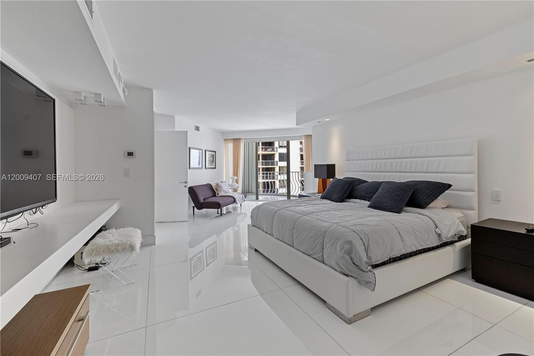 For Sale: $4,650,000 (5 beds, 5 baths, 3300 Square Feet)