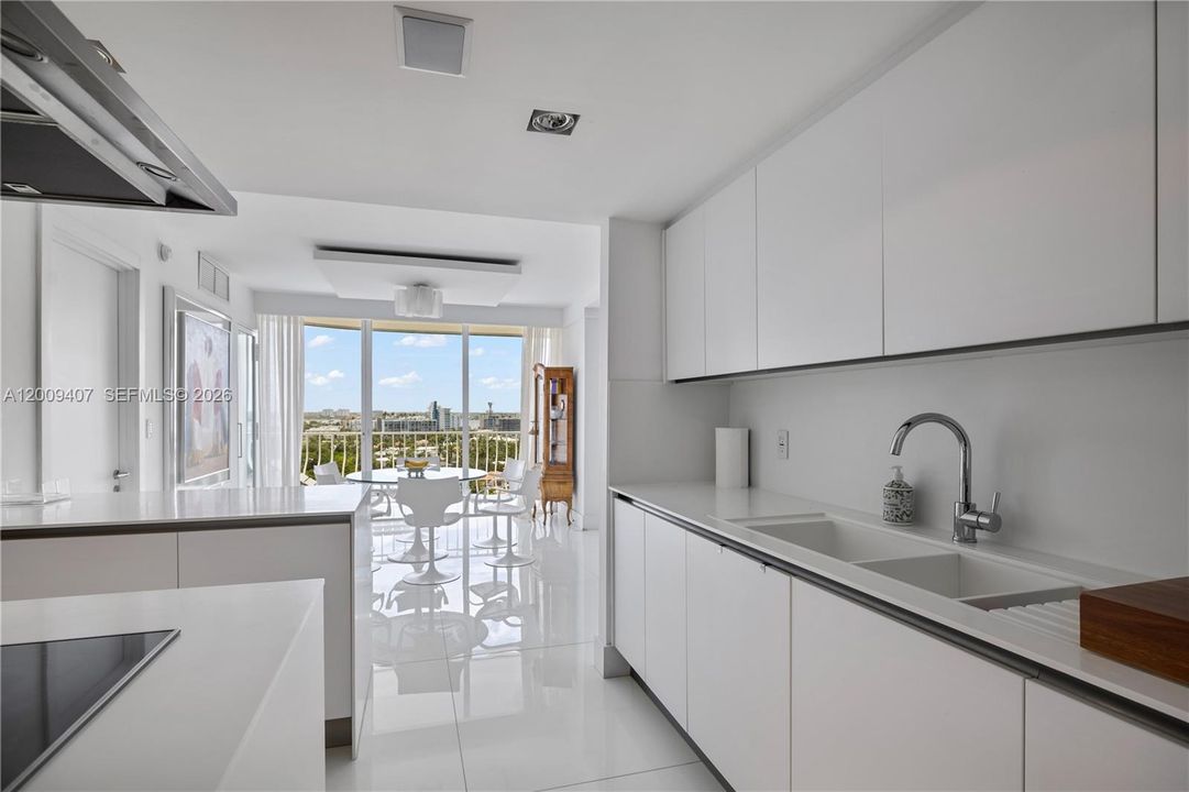 For Sale: $4,650,000 (5 beds, 5 baths, 3300 Square Feet)