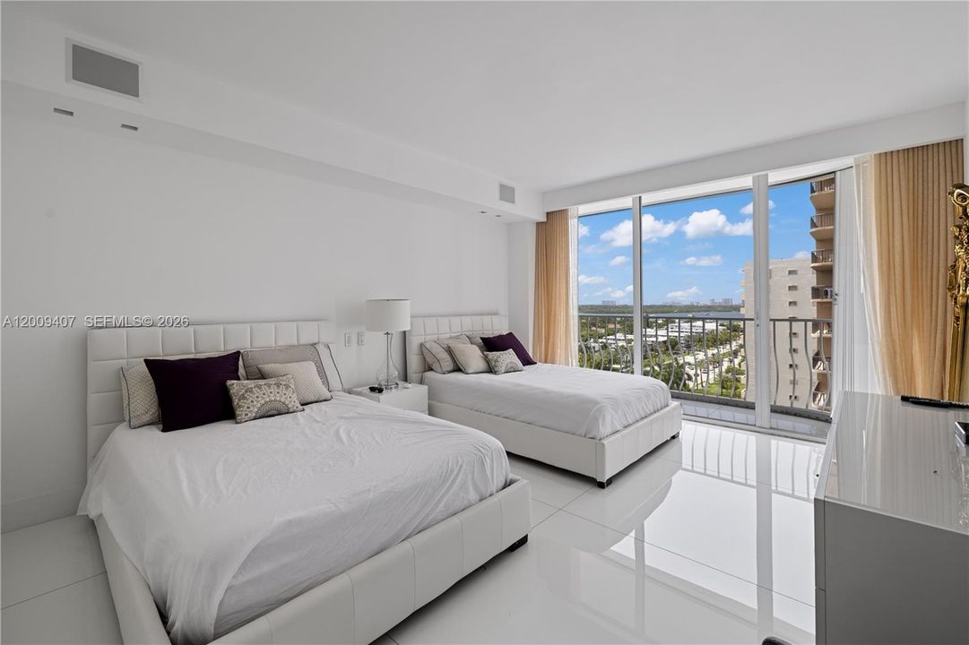 For Sale: $4,650,000 (5 beds, 5 baths, 3300 Square Feet)