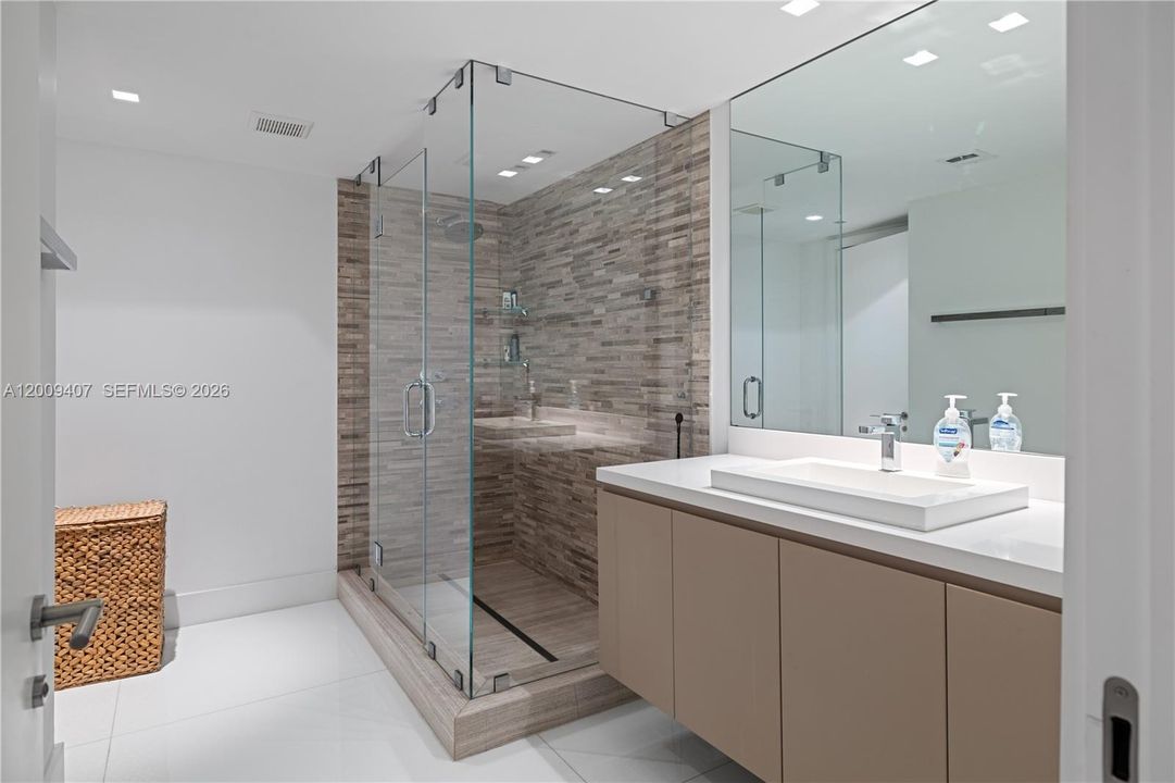 For Sale: $4,650,000 (5 beds, 5 baths, 3300 Square Feet)