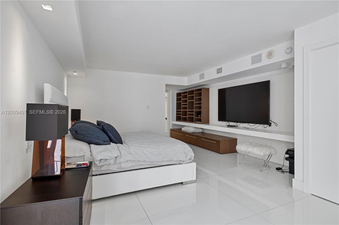 For Sale: $4,650,000 (5 beds, 5 baths, 3300 Square Feet)