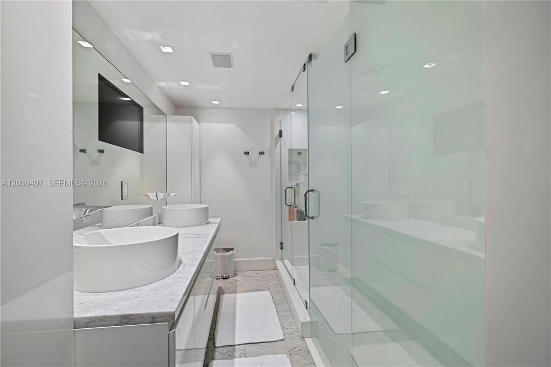 For Sale: $4,650,000 (5 beds, 5 baths, 3300 Square Feet)