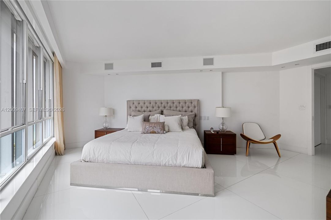 For Sale: $4,650,000 (5 beds, 5 baths, 3300 Square Feet)