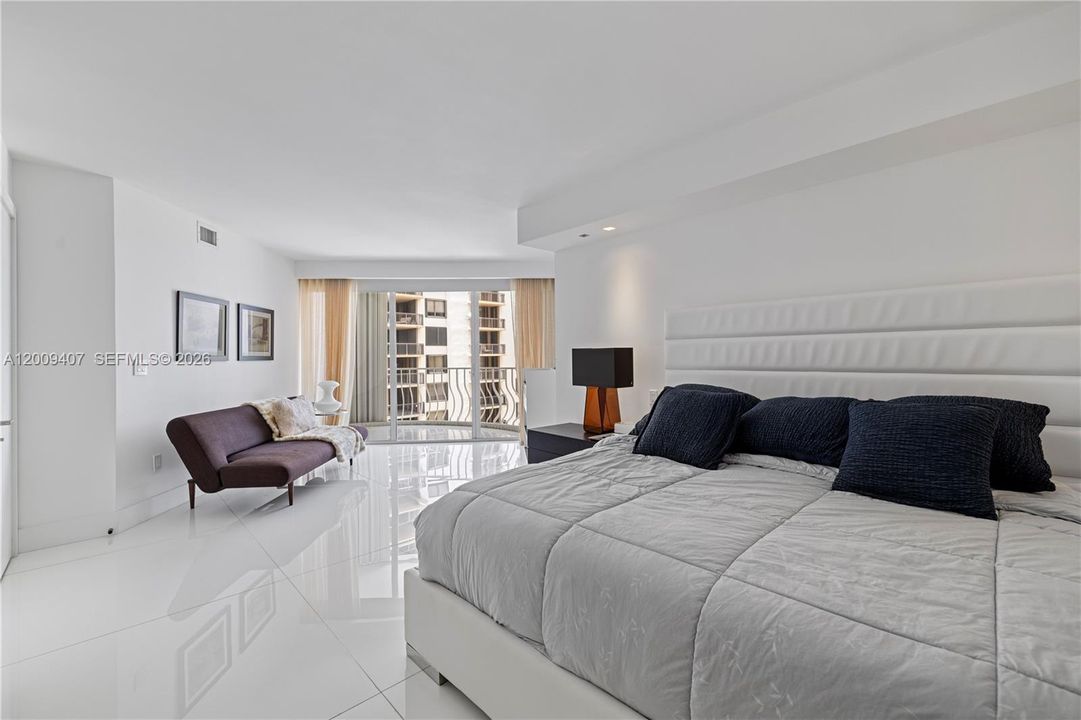 For Sale: $4,650,000 (5 beds, 5 baths, 3300 Square Feet)