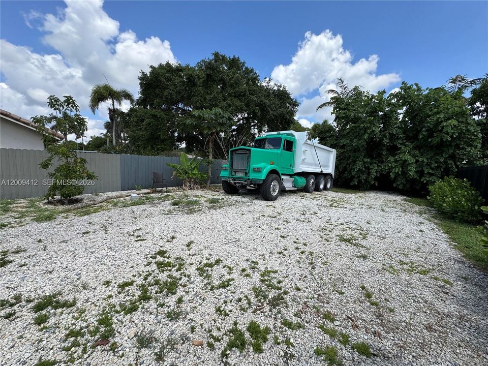 Activo con contrato: $719,000 (4 camas, 2 baños, 2086 Pies cuadrados)