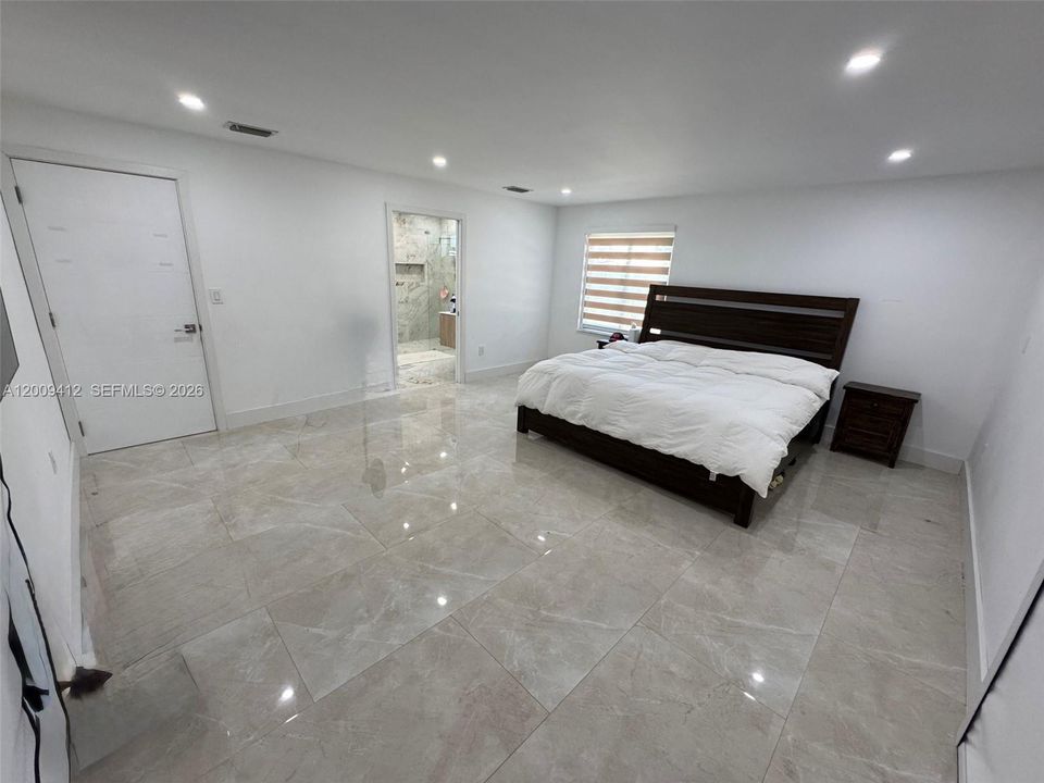 Activo con contrato: $719,000 (4 camas, 2 baños, 2086 Pies cuadrados)