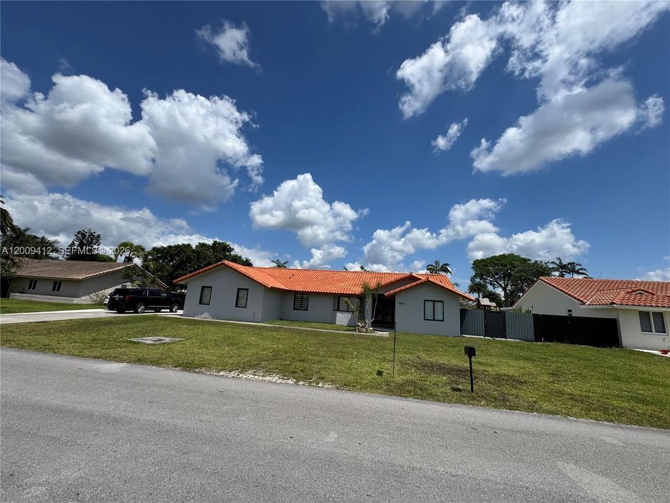 Activo con contrato: $719,000 (4 camas, 2 baños, 2086 Pies cuadrados)