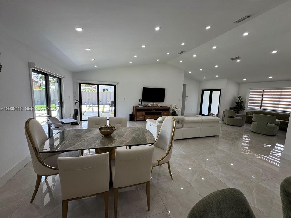 Activo con contrato: $719,000 (4 camas, 2 baños, 2086 Pies cuadrados)