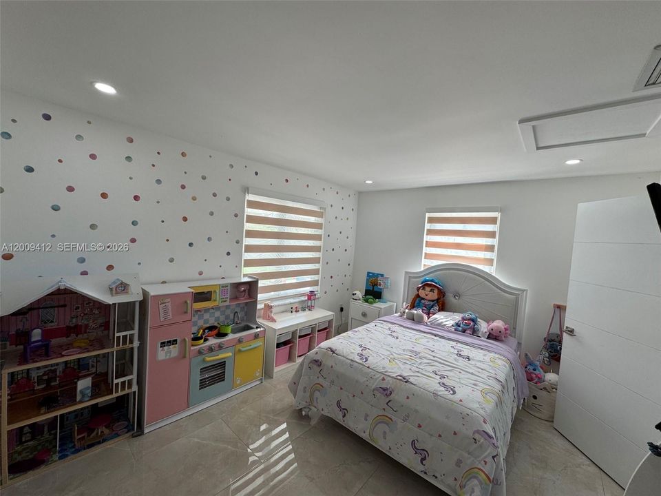 Activo con contrato: $719,000 (4 camas, 2 baños, 2086 Pies cuadrados)