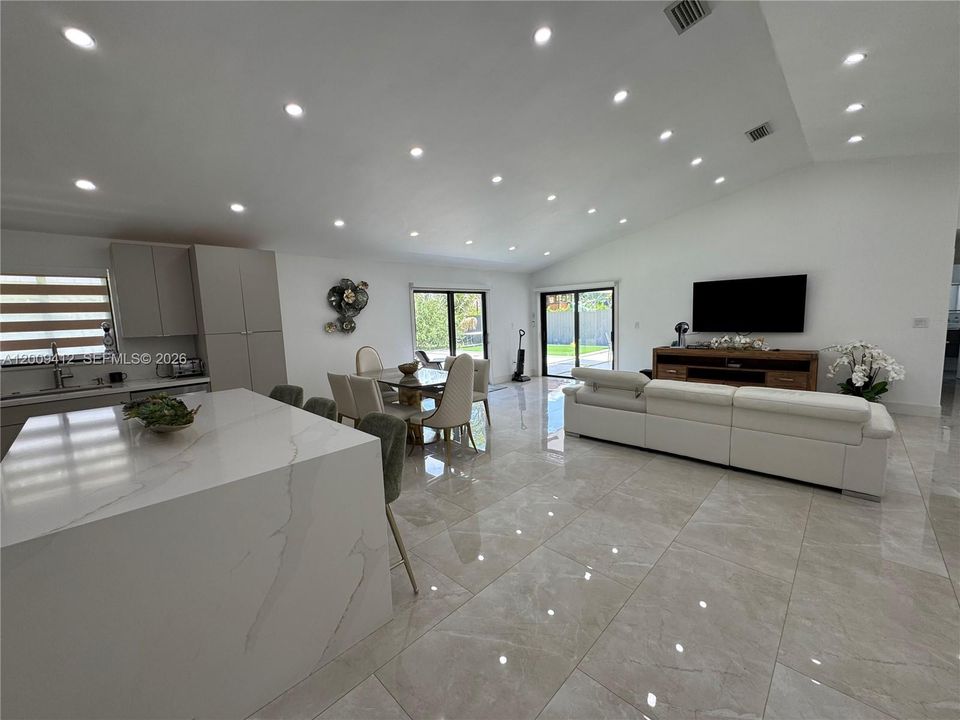 Activo con contrato: $719,000 (4 camas, 2 baños, 2086 Pies cuadrados)