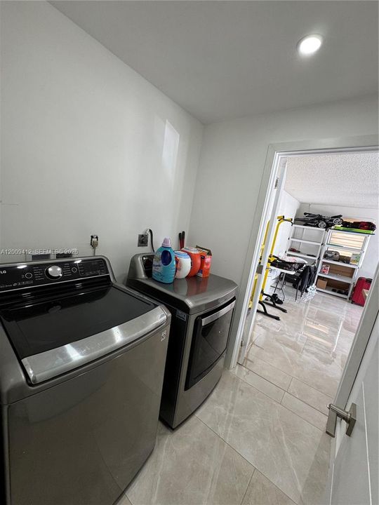 Activo con contrato: $719,000 (4 camas, 2 baños, 2086 Pies cuadrados)