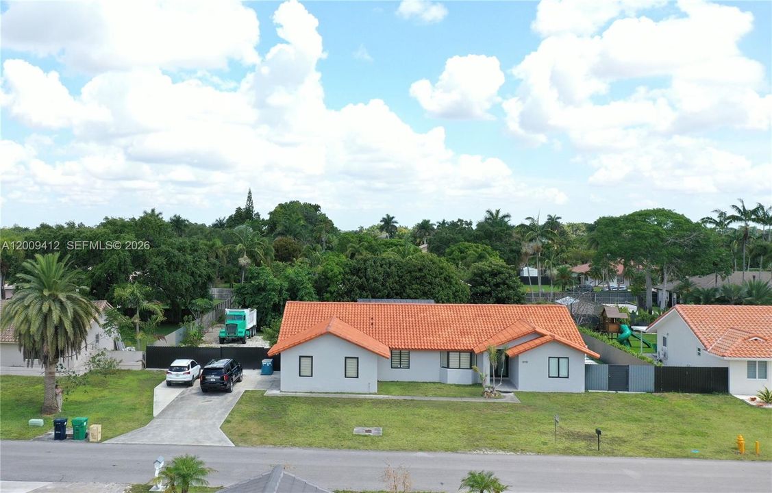 Activo con contrato: $719,000 (4 camas, 2 baños, 2086 Pies cuadrados)