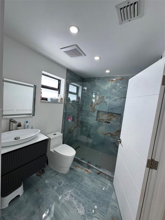 Activo con contrato: $719,000 (4 camas, 2 baños, 2086 Pies cuadrados)