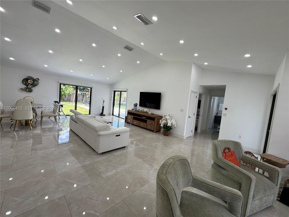 Activo con contrato: $719,000 (4 camas, 2 baños, 2086 Pies cuadrados)