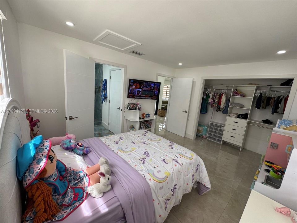 Activo con contrato: $719,000 (4 camas, 2 baños, 2086 Pies cuadrados)
