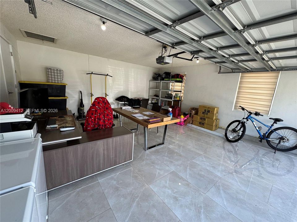 Activo con contrato: $719,000 (4 camas, 2 baños, 2086 Pies cuadrados)